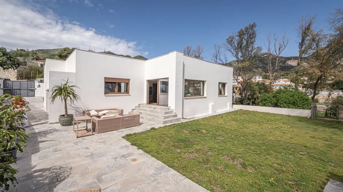 4 Bedroom Detached Villa for Sale in Benalmadena Pueblo, Málaga - Image 4