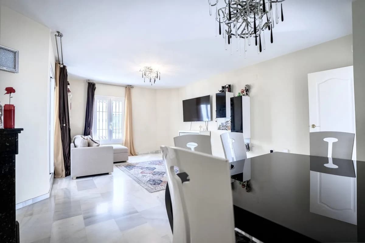 2 Bedroom Middle Floor Apartment for Sale in Nueva Andalucía, Málaga - Image 4