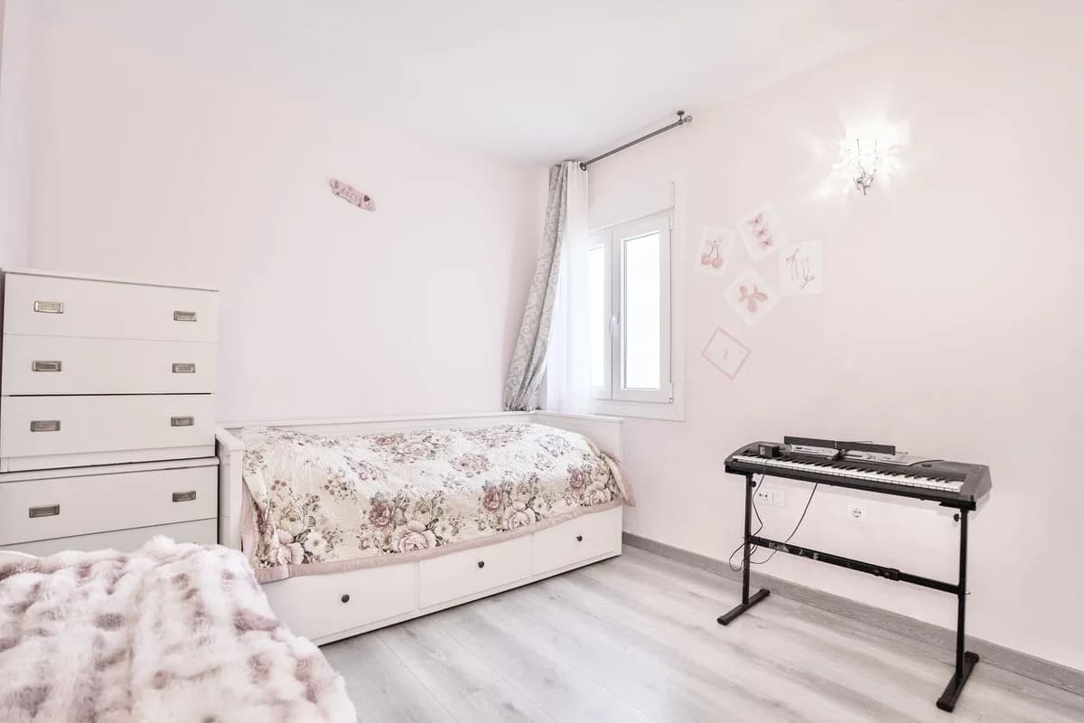 2 Bedroom Middle Floor Apartment for Sale in Nueva Andalucía, Málaga - Image 7