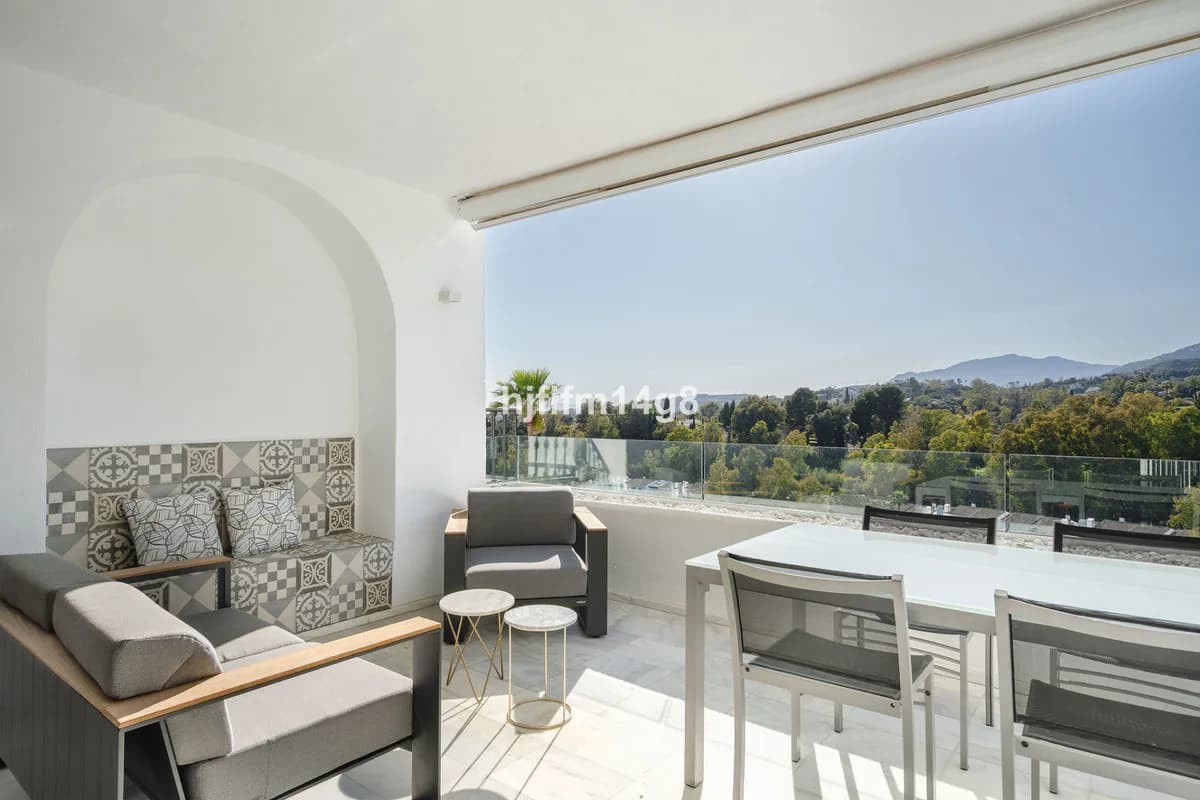 3 Bedroom Middle Floor Apartment for Sale in Benahavís, Málaga