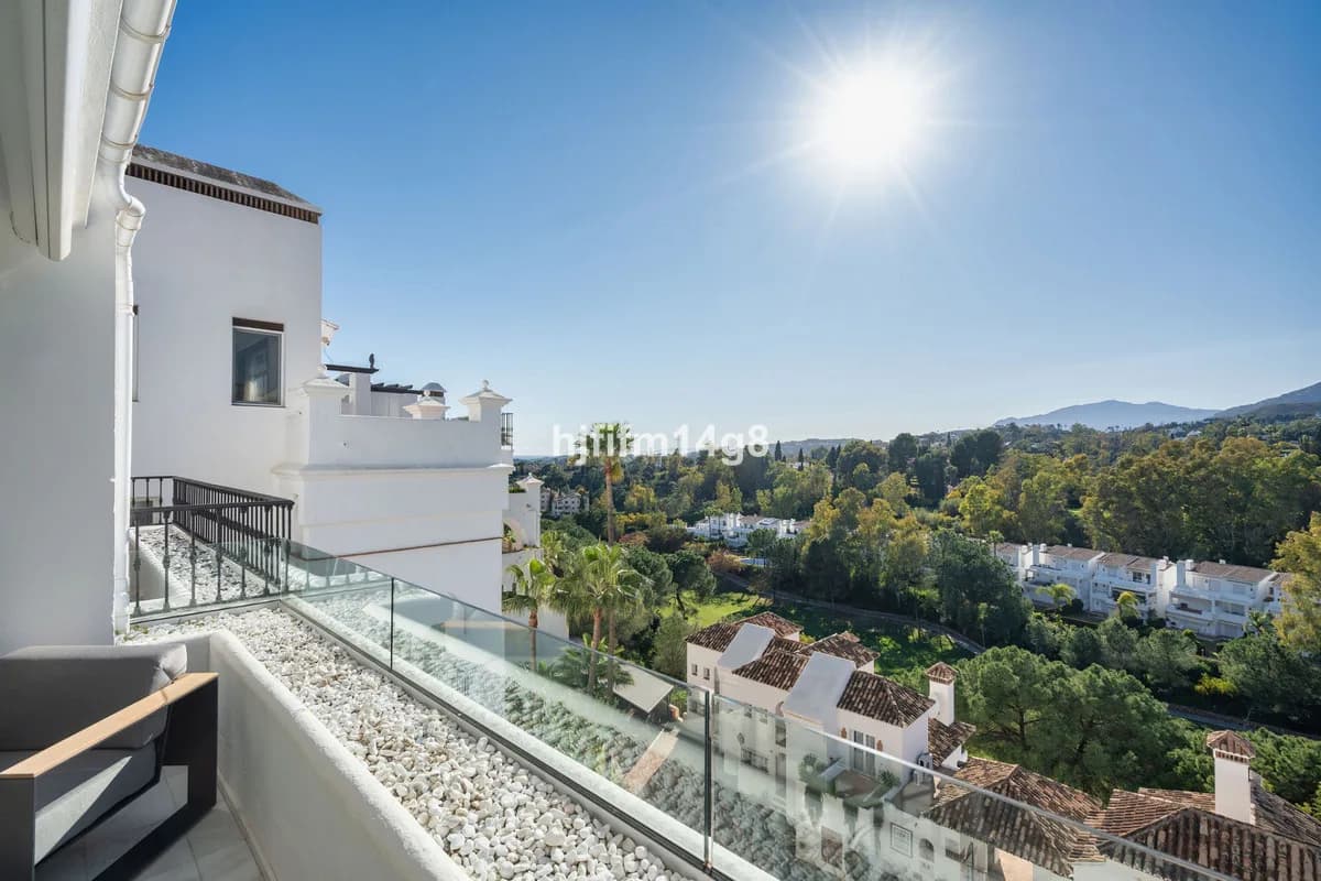 3 Bedroom Middle Floor Apartment for Sale in Benahavís, Málaga - Image 2