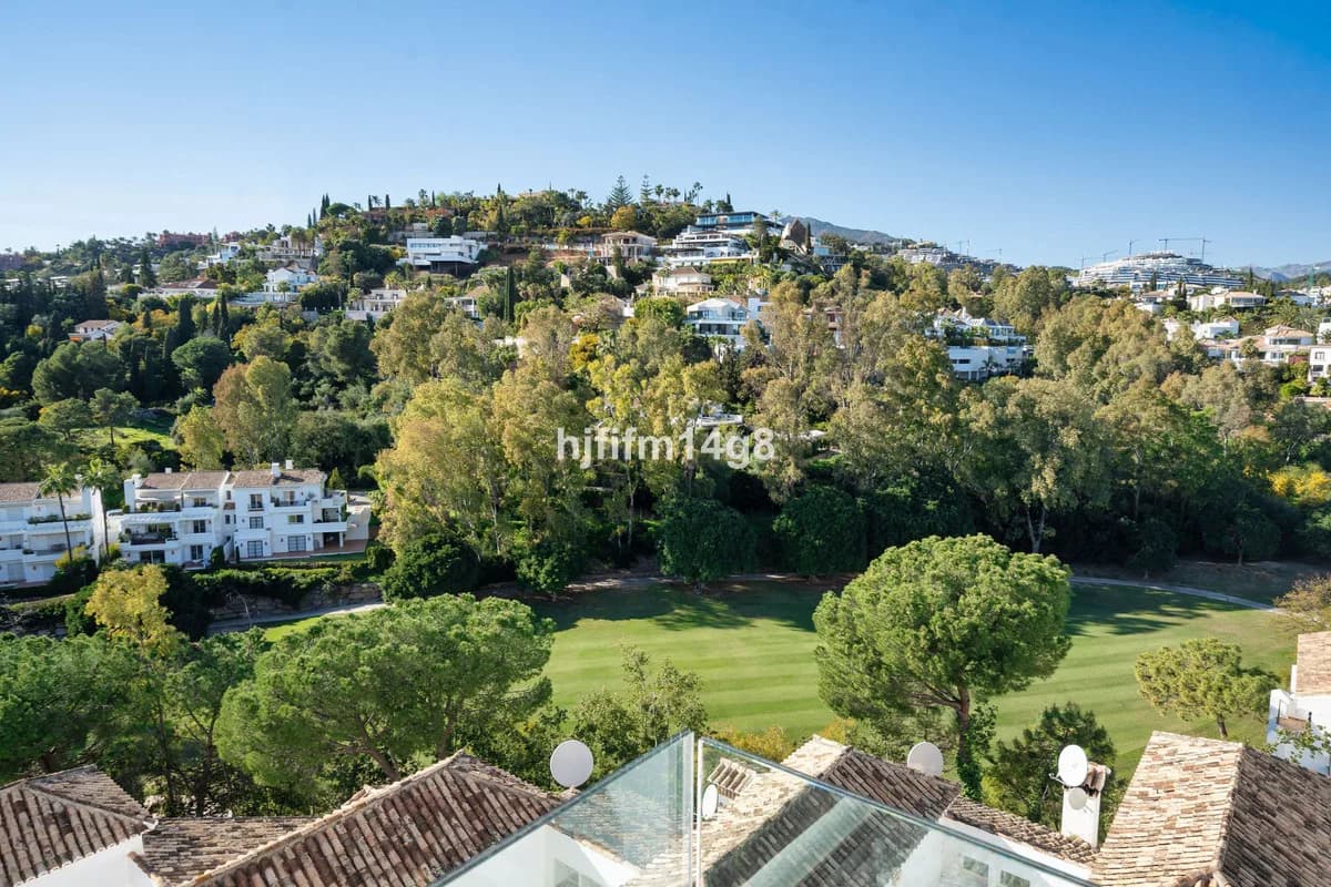 3 Bedroom Middle Floor Apartment for Sale in Benahavís, Málaga - Image 3