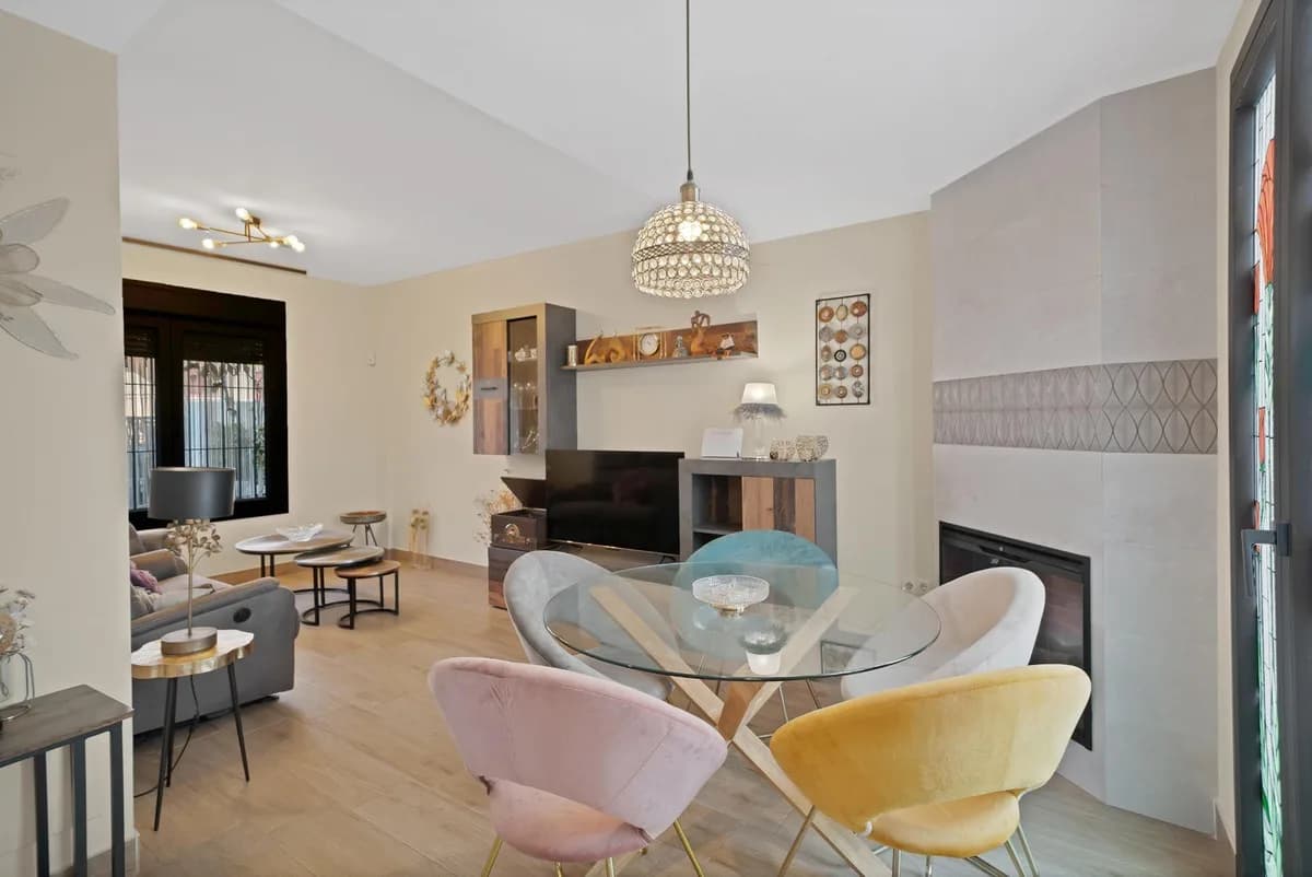 4 Bedroom Townhouse for Sale in Fuengirola, Málaga - Image 2