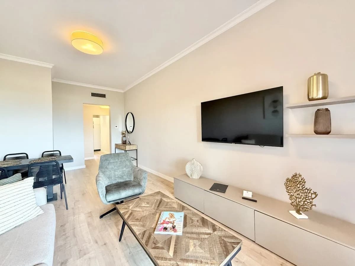 2 Bedroom Middle Floor Apartment for Sale in Benahavís, Málaga - Image 4