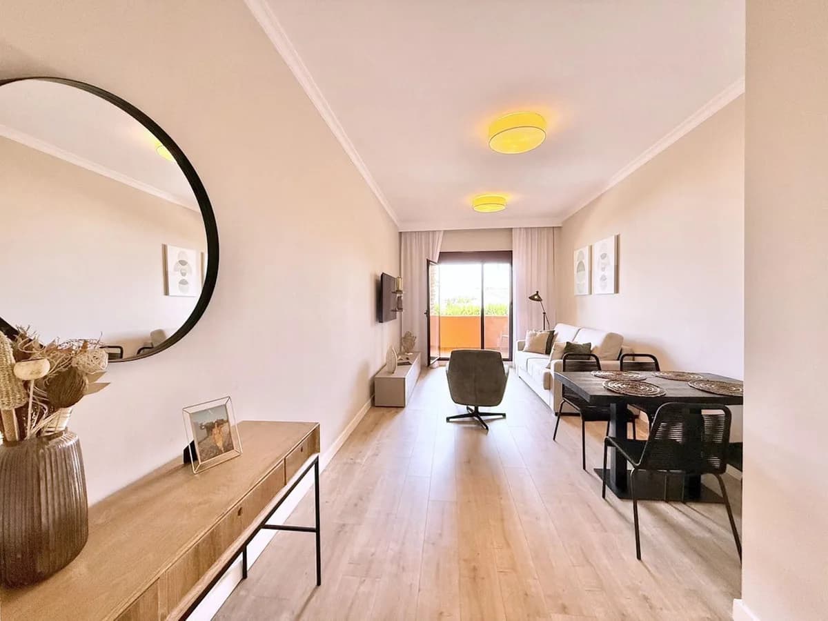2 Bedroom Middle Floor Apartment for Sale in Benahavís, Málaga - Image 5