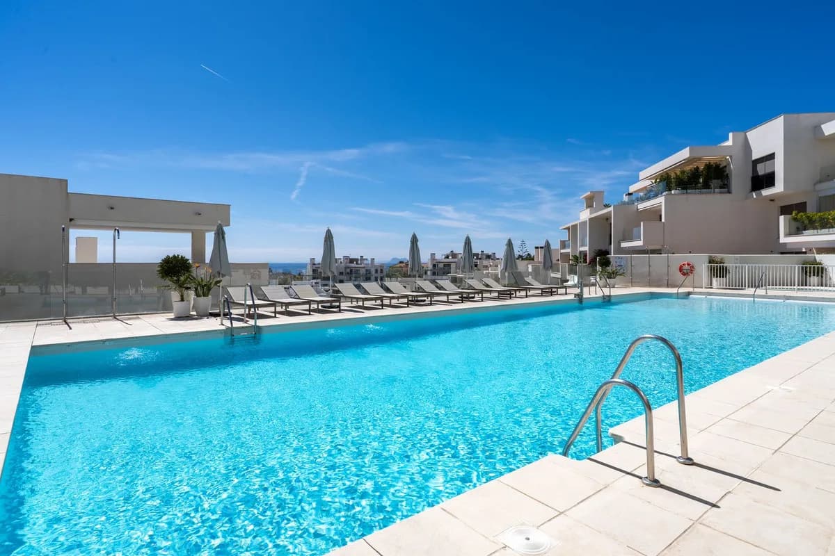 4 Bedroom Top Floor Apartment for Sale in Estepona, Málaga - Image 2