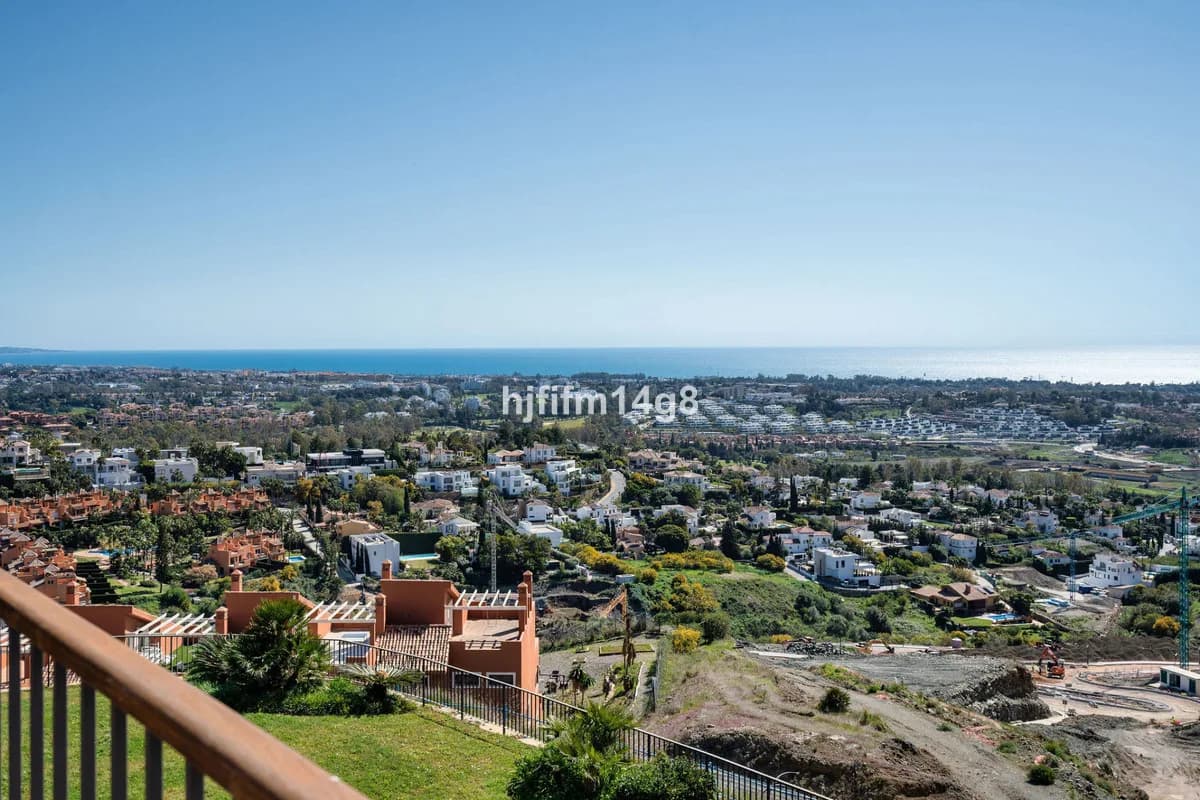2 Bedroom Penthouse for Sale in Benahavís, Málaga - Image 2