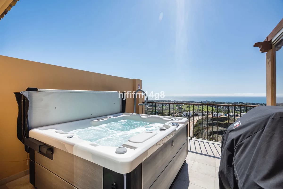 2 Bedroom Penthouse for Sale in Benahavís, Málaga - Image 4