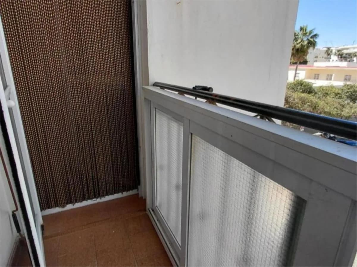 3 Bedroom Middle Floor Apartment for Sale in Estepona, Málaga - Image 9