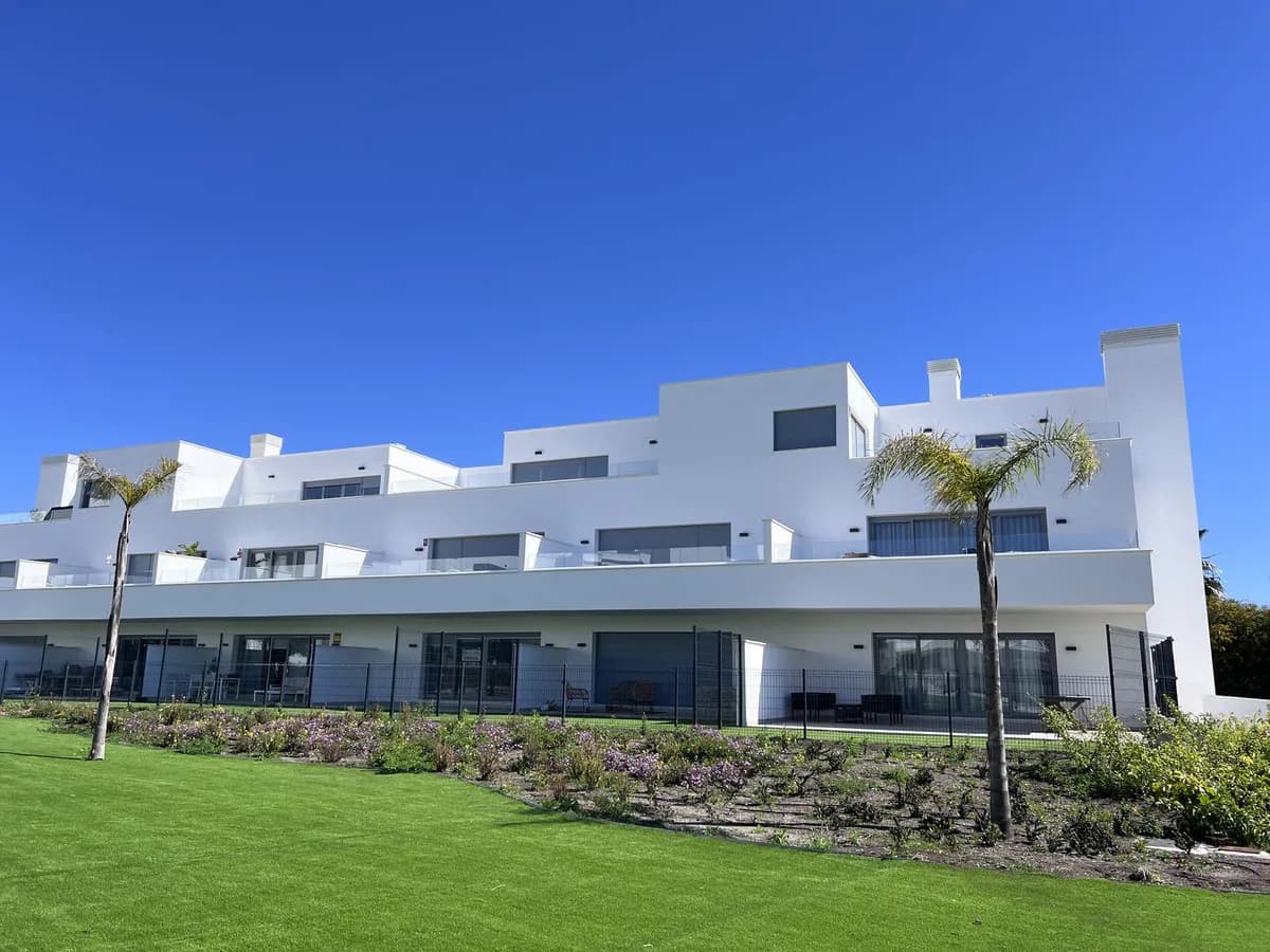 3 Bedroom Top Floor Apartment for Sale in Bel Air, Málaga - Image 2