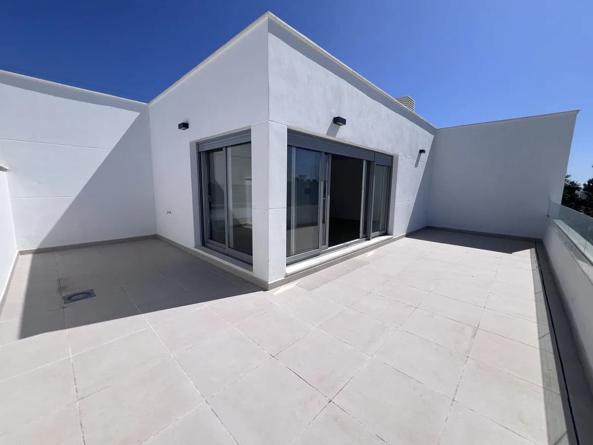 3 Bedroom Top Floor Apartment for Sale in Bel Air, Málaga - Image 3