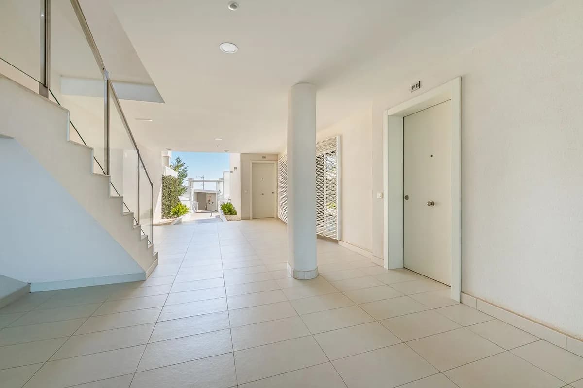 3 Bedroom Middle Floor Apartment for Sale in Benalmadena, Málaga - Image 5