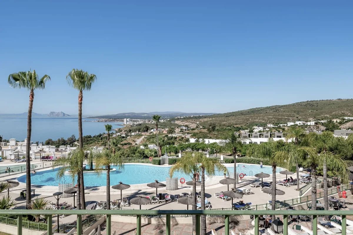 2 Bedroom Middle Floor Apartment for Sale in Manilva, Málaga - Image 2
