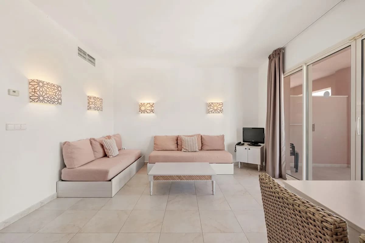 2 Bedroom Middle Floor Apartment for Sale in Manilva, Málaga - Image 7