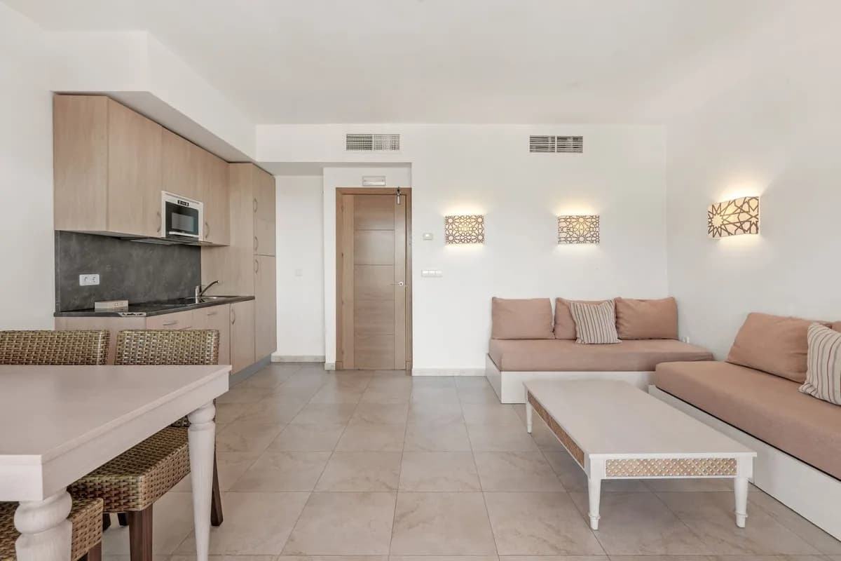 2 Bedroom Middle Floor Apartment for Sale in Manilva, Málaga - Image 8