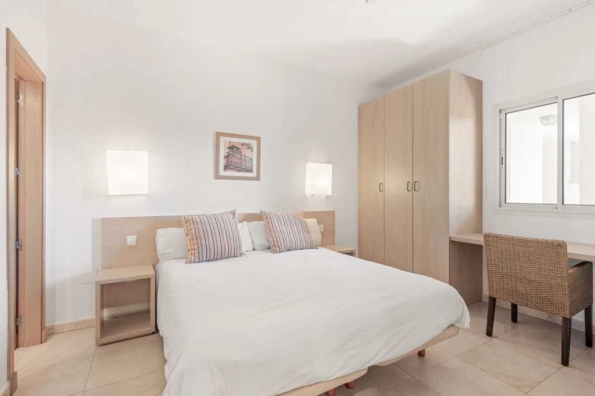 2 Bedroom Middle Floor Apartment for Sale in Manilva, Málaga - Image 9