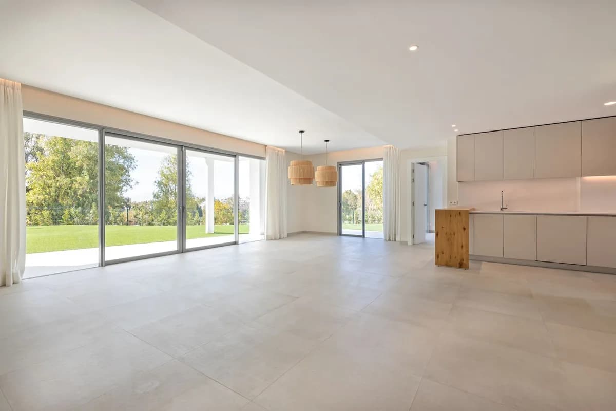 4 Bedroom Semi-Detached House for Sale in San Pedro de Alcántara, Málaga - Image 3