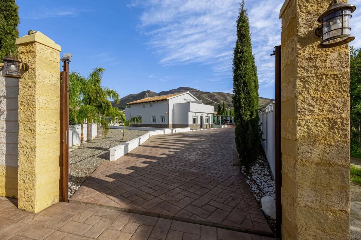 6 Bedroom Detached Villa for Sale in Alhaurín el Grande, Málaga