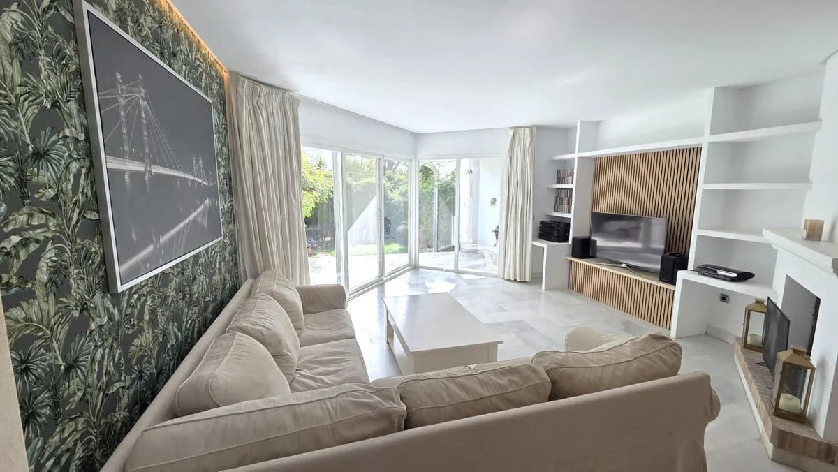 3 Bedroom Semi-Detached House for Sale in Marbella, Málaga - Image 5