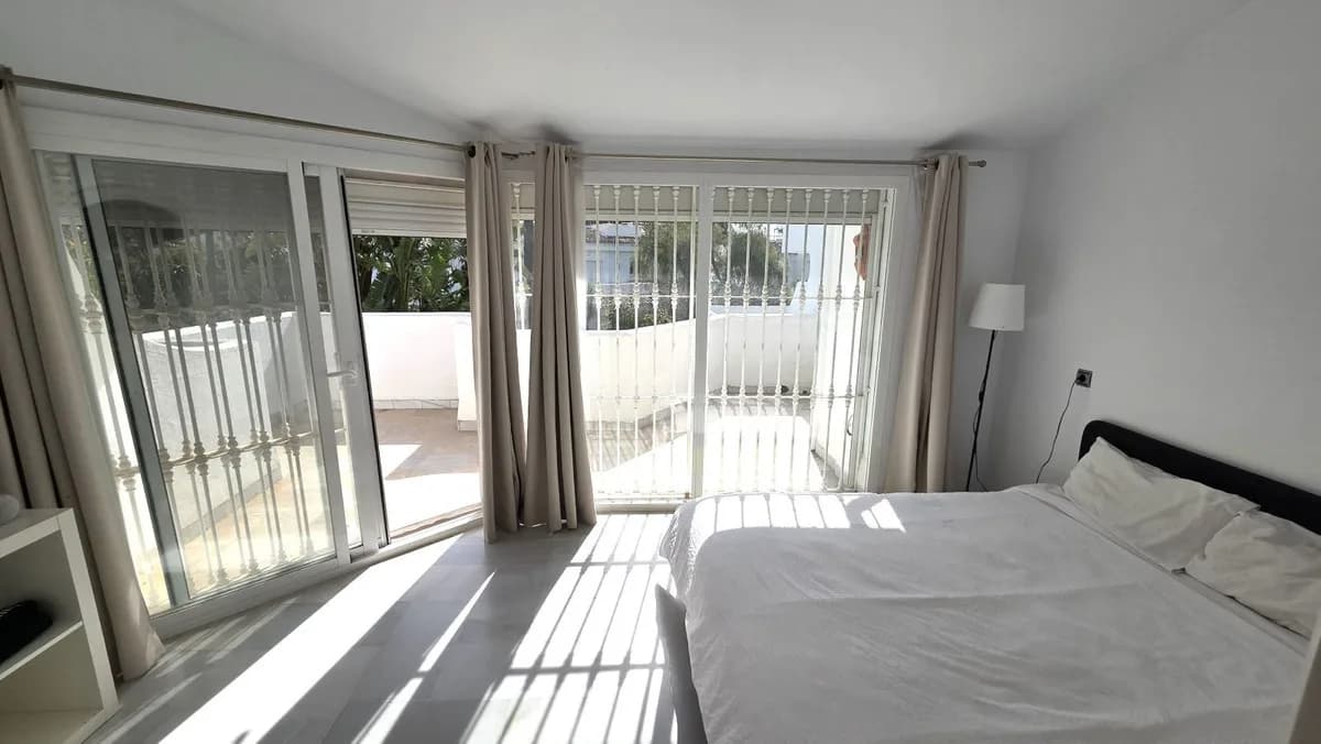 3 Bedroom Semi-Detached House for Sale in Marbella, Málaga - Image 9