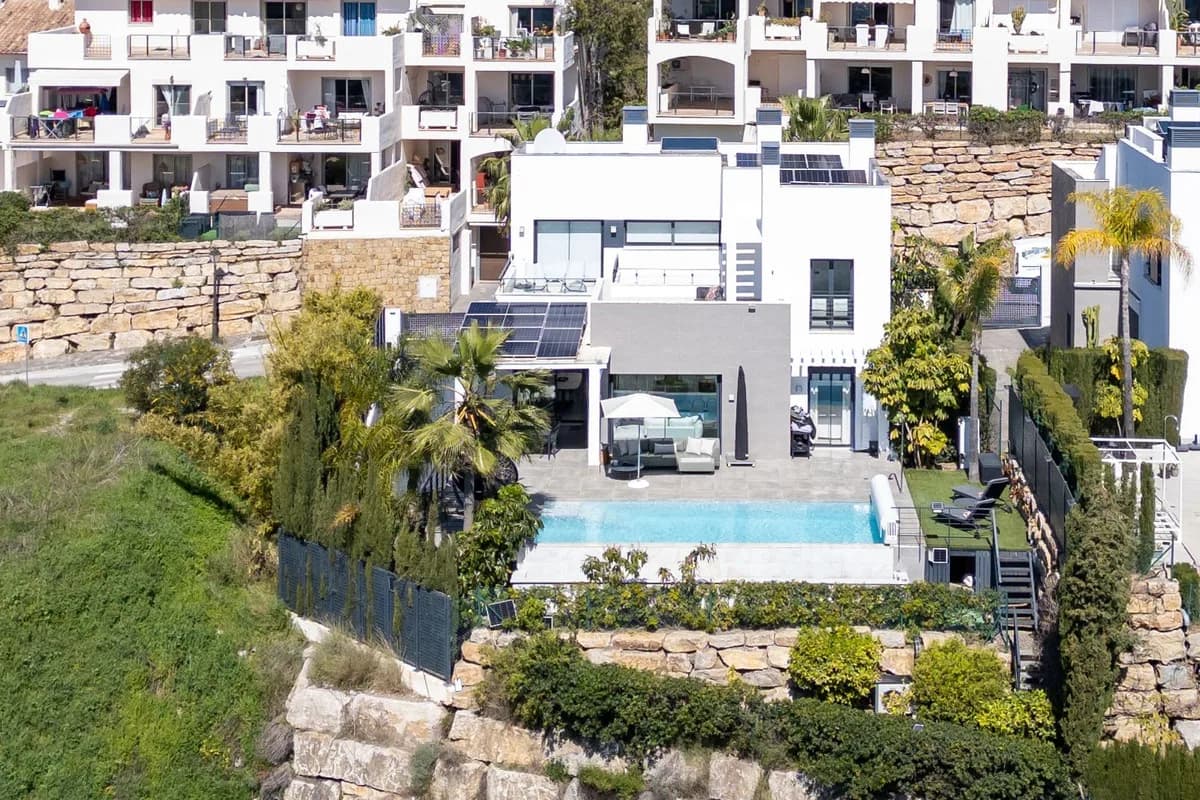 4 Bedroom Detached Villa for Sale in Selwo, Málaga