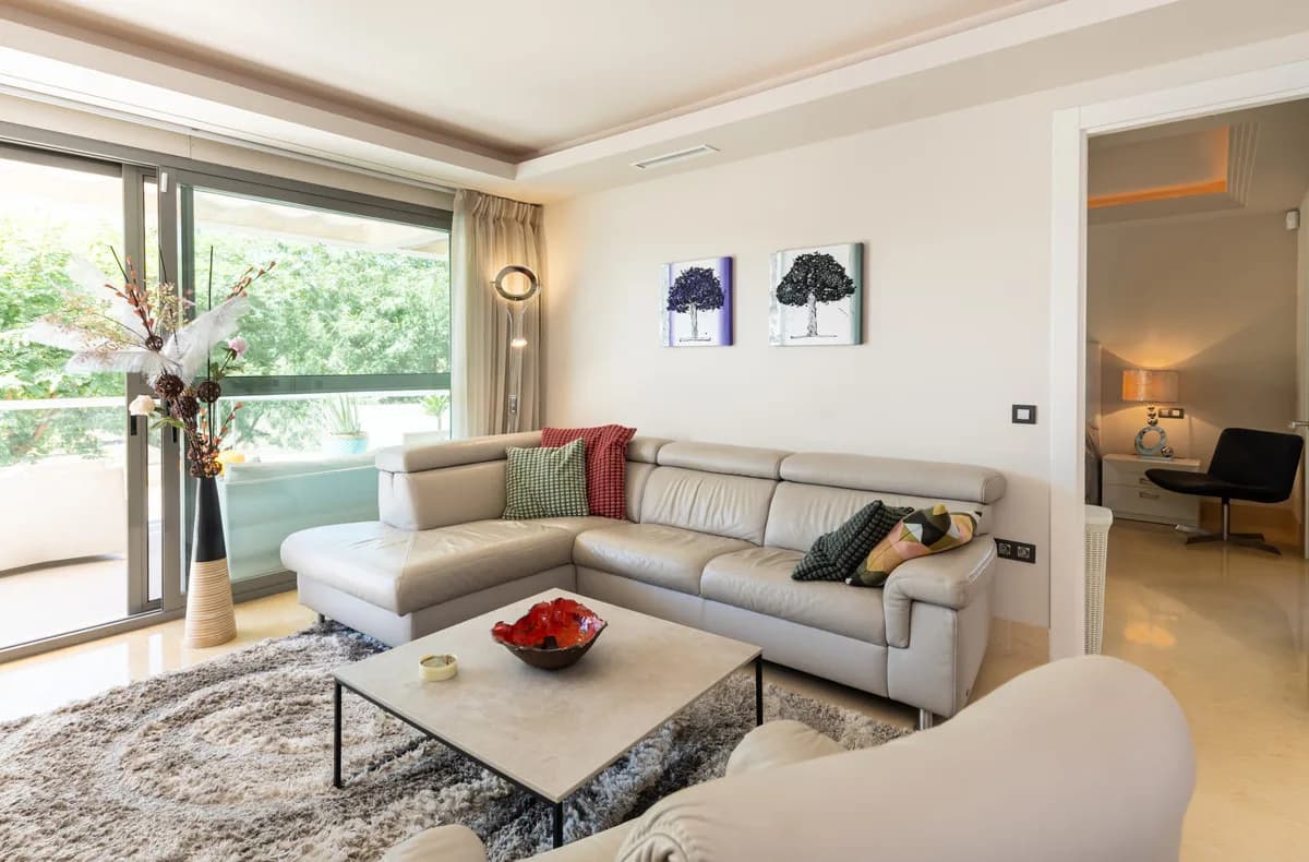 3 Bedroom Ground Floor Apartment for Sale in Benahavís, Málaga - Image 7