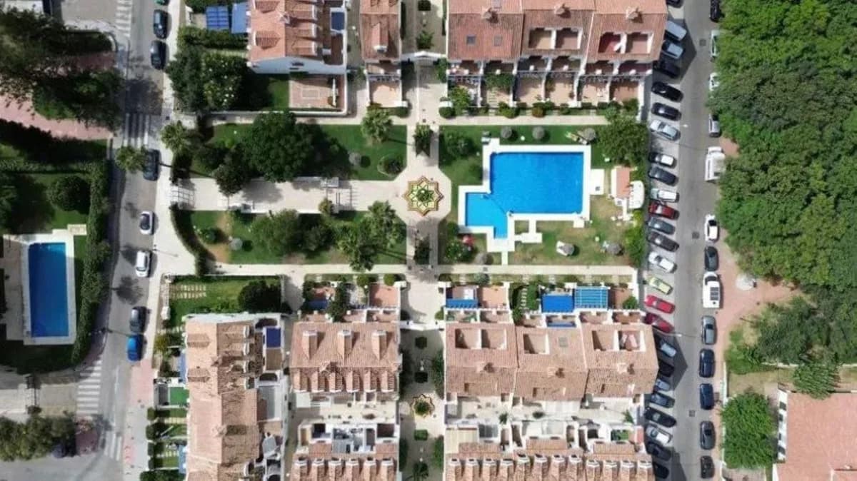 3 Bedroom Middle Floor Apartment for Sale in Fuengirola, Málaga - Image 5