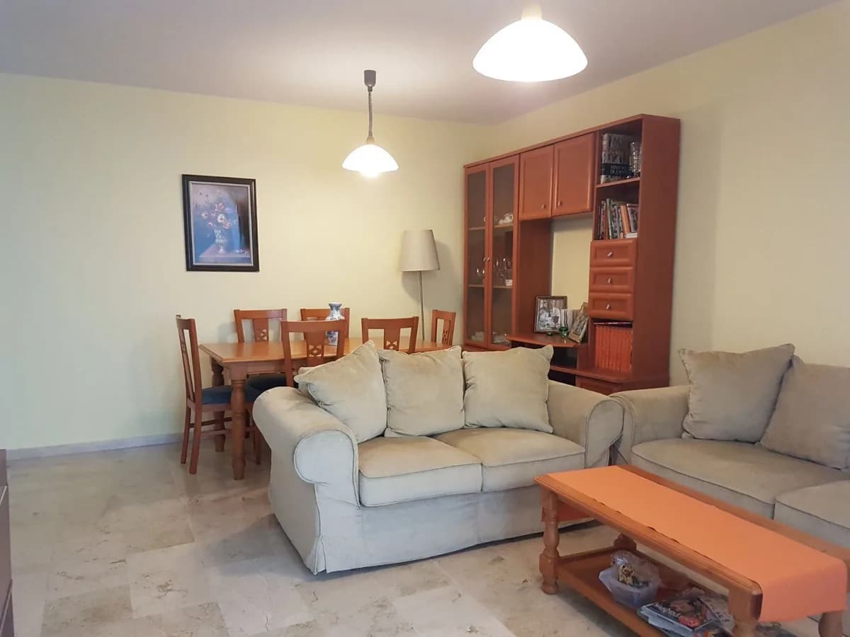 2 Bedroom Middle Floor Apartment for Sale in Fuengirola, Málaga - Image 2
