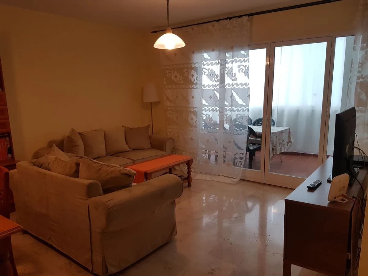2 Bedroom Middle Floor Apartment for Sale in Fuengirola, Málaga - Image 4