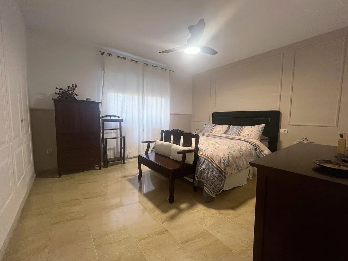 2 Bedroom Middle Floor Apartment for Sale in Calahonda, Málaga - Image 4
