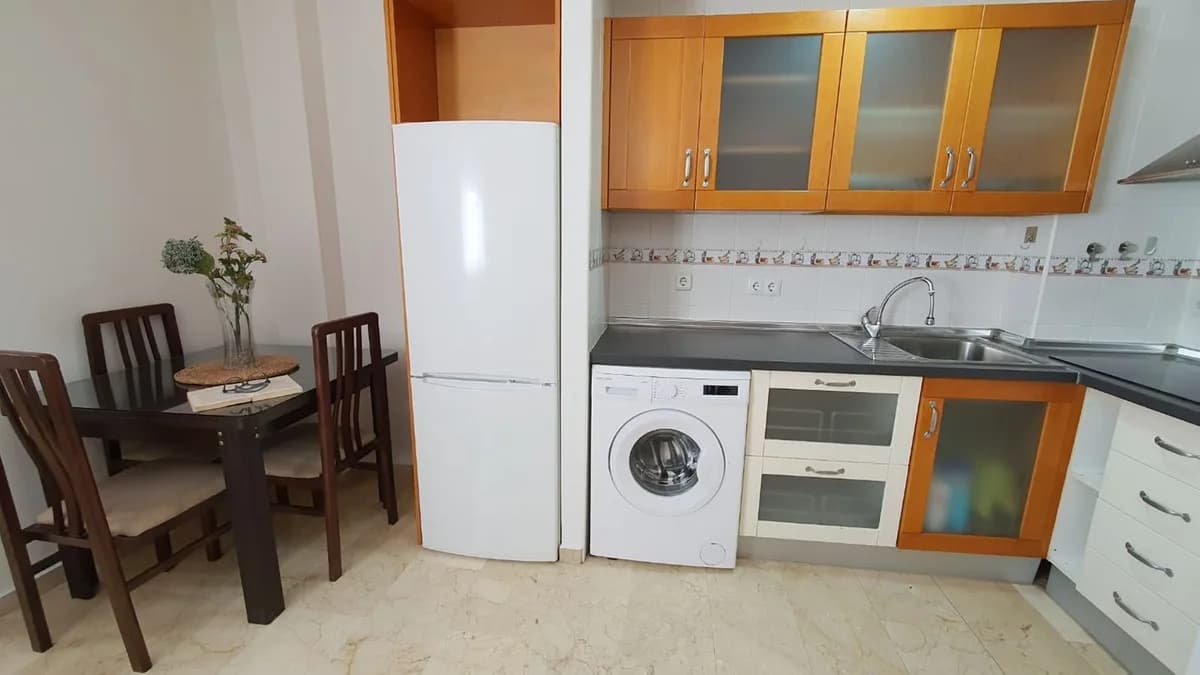2 Bedroom Middle Floor Apartment for Sale in Fuengirola, Málaga - Image 2