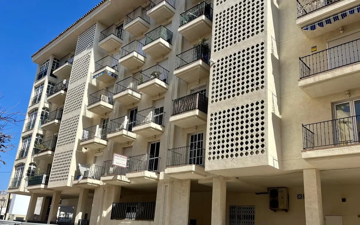 2 Bedroom Middle Floor Apartment for Sale in Estepona, Málaga