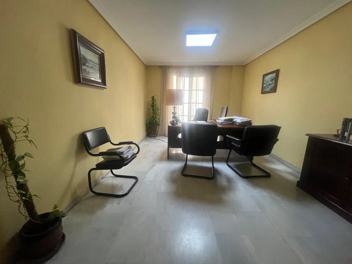 2 Bedroom Middle Floor Apartment for Sale in Estepona, Málaga - Image 2