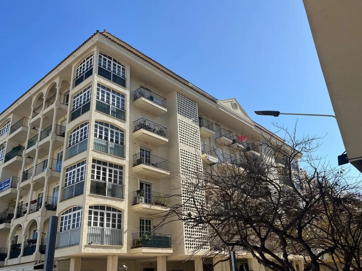 2 Bedroom Middle Floor Apartment for Sale in Estepona, Málaga - Image 7