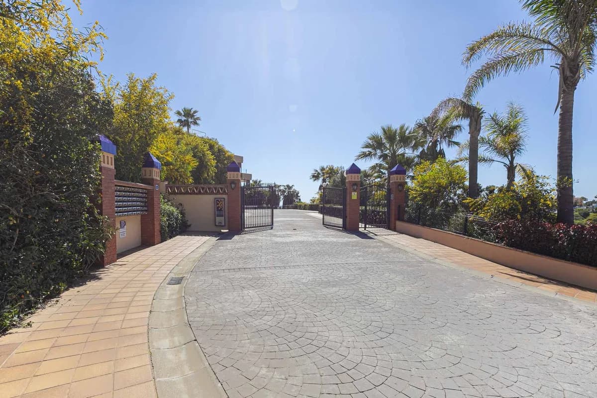 2 Bedroom Ground Floor Apartment for Sale in El Chaparral, Málaga - Image 2
