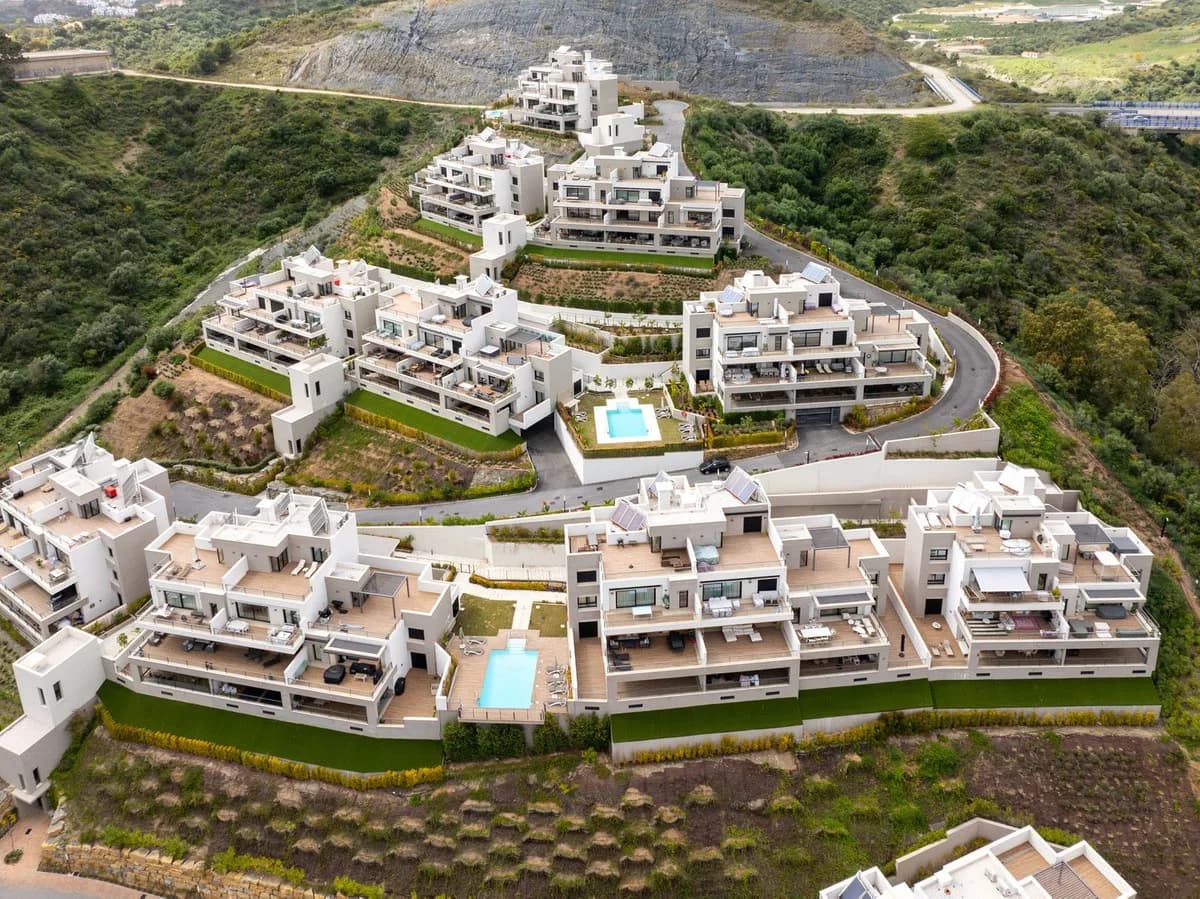 2 Bedroom Middle Floor Apartment for Sale in Nueva Andalucía, Málaga
