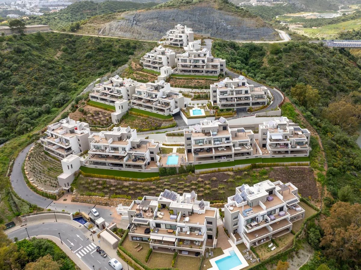 2 Bedroom Middle Floor Apartment for Sale in Nueva Andalucía, Málaga - Image 2