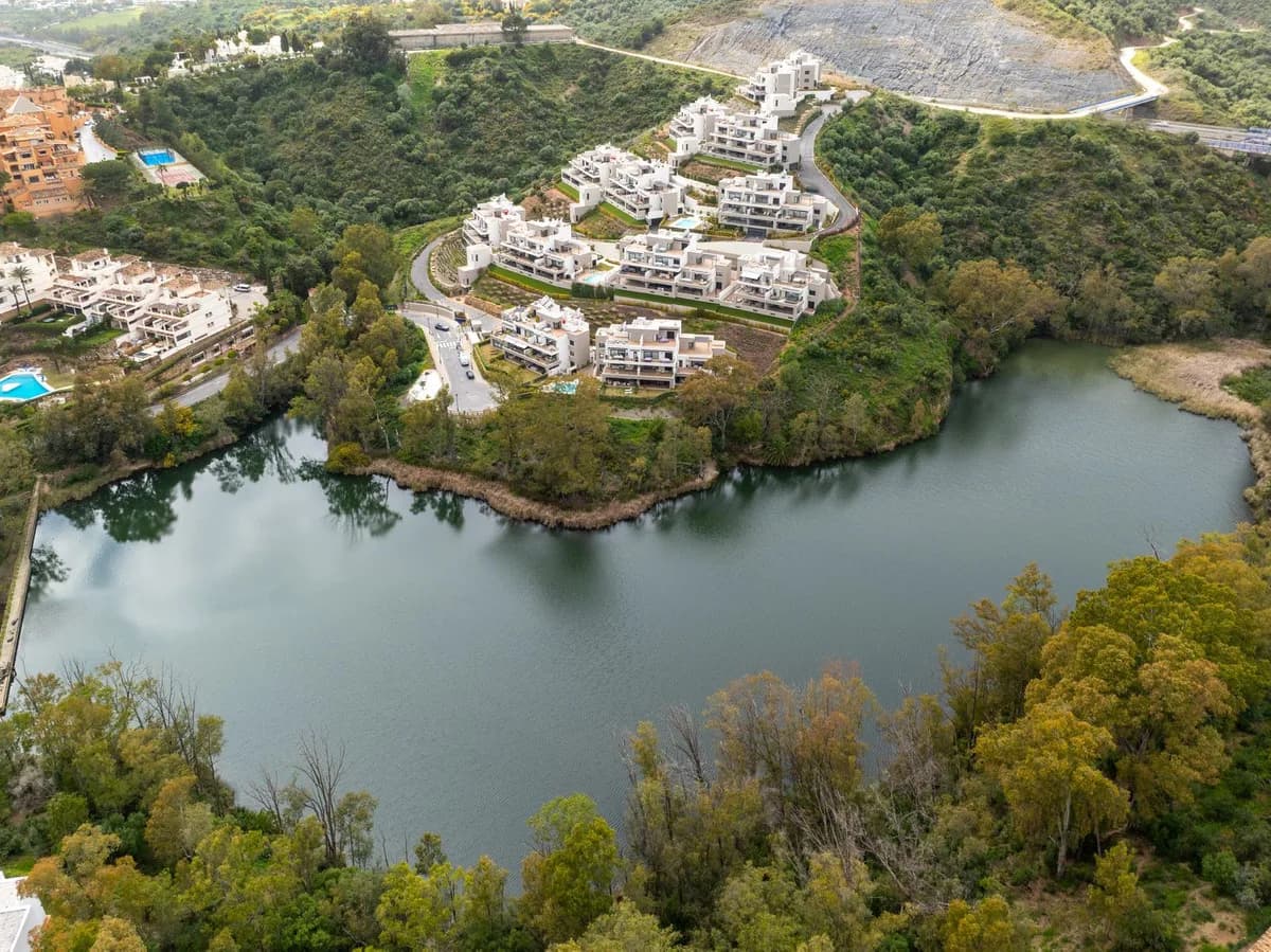 2 Bedroom Middle Floor Apartment for Sale in Nueva Andalucía, Málaga - Image 3