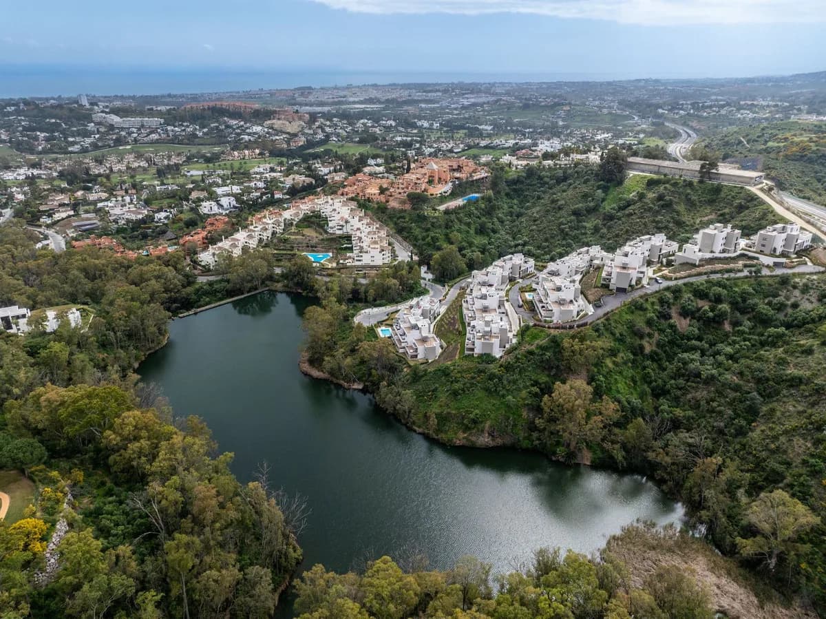 2 Bedroom Middle Floor Apartment for Sale in Nueva Andalucía, Málaga - Image 4