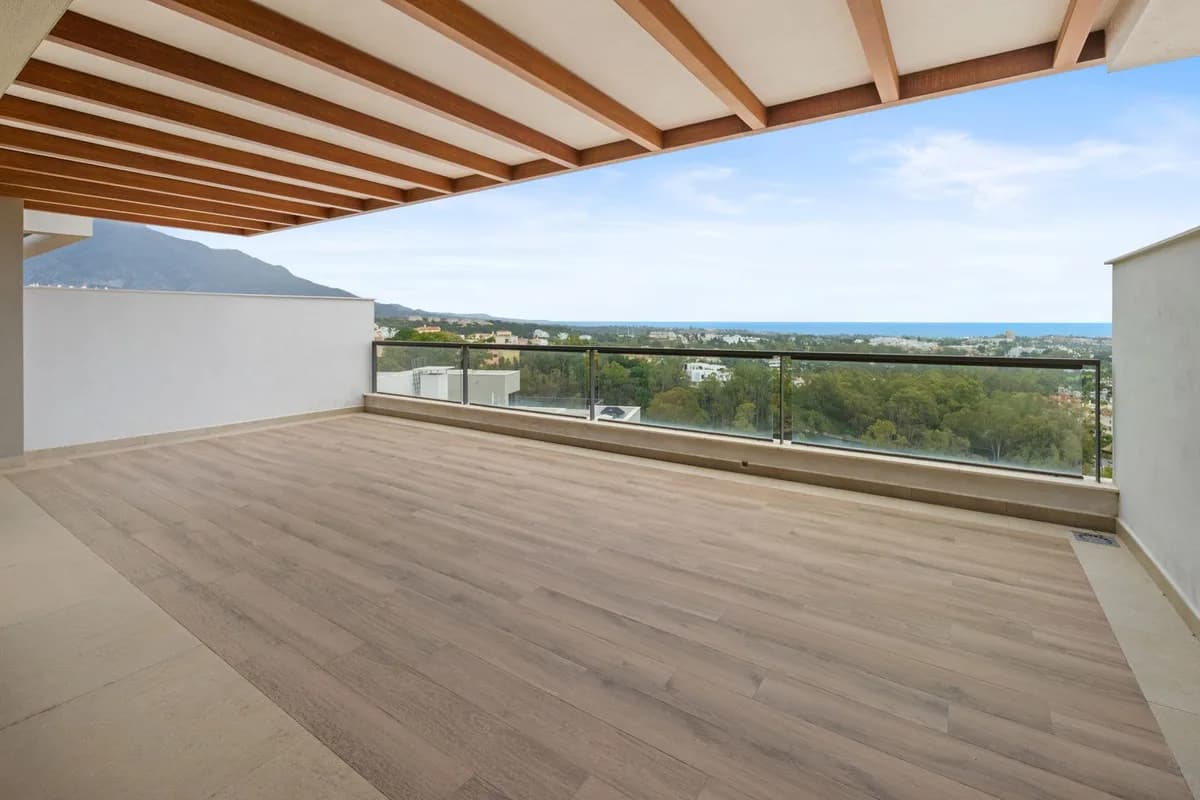 2 Bedroom Middle Floor Apartment for Sale in Nueva Andalucía, Málaga - Image 5