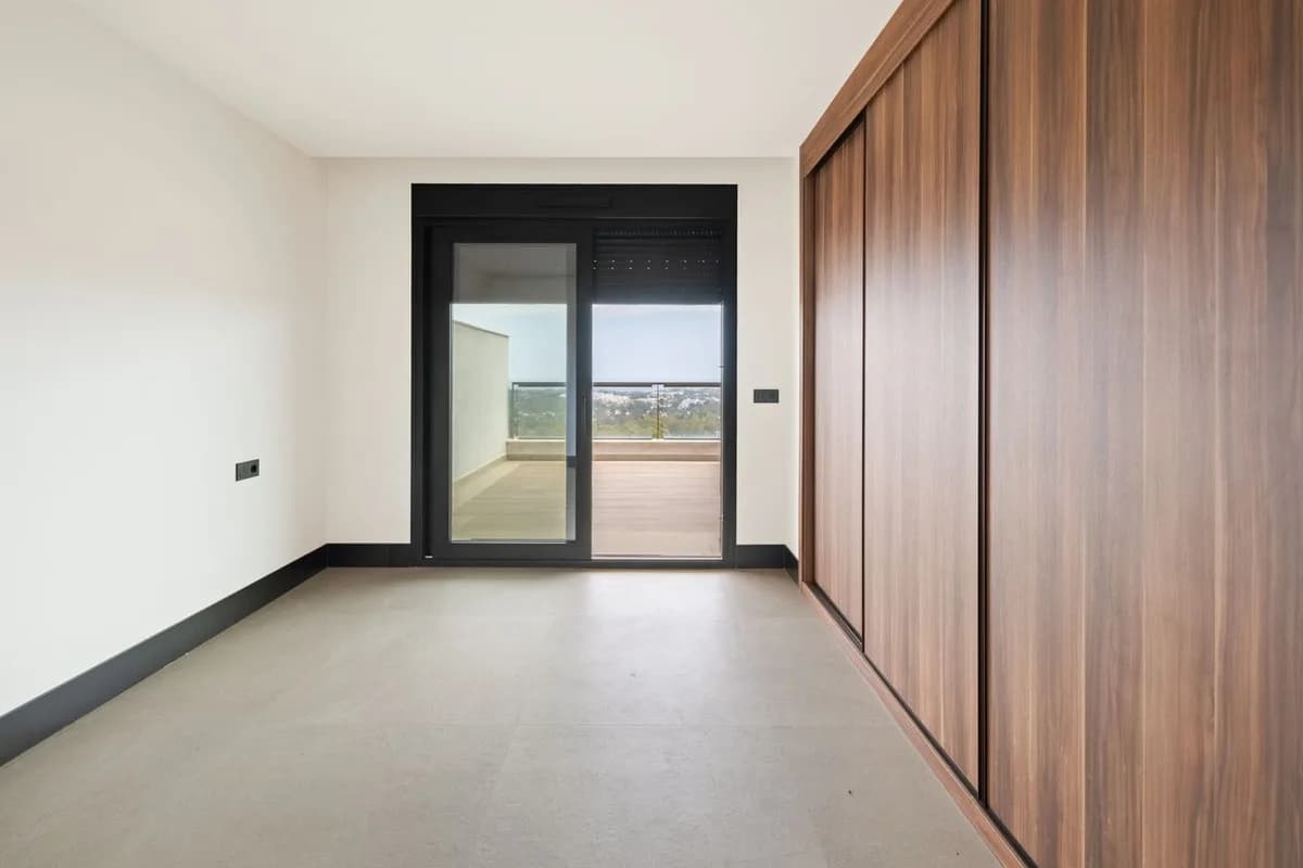2 Bedroom Middle Floor Apartment for Sale in Nueva Andalucía, Málaga - Image 6