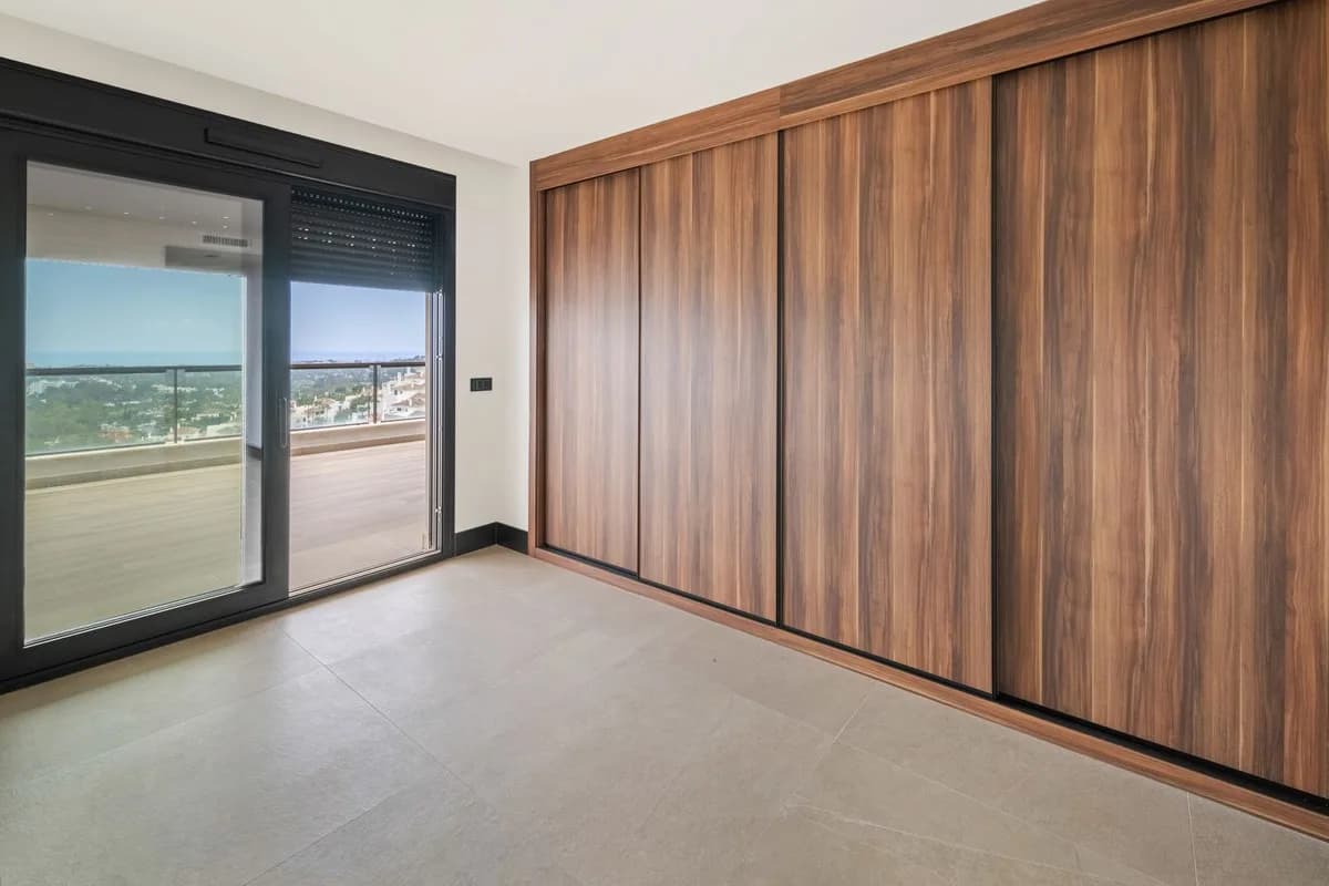 2 Bedroom Middle Floor Apartment for Sale in Nueva Andalucía, Málaga - Image 7