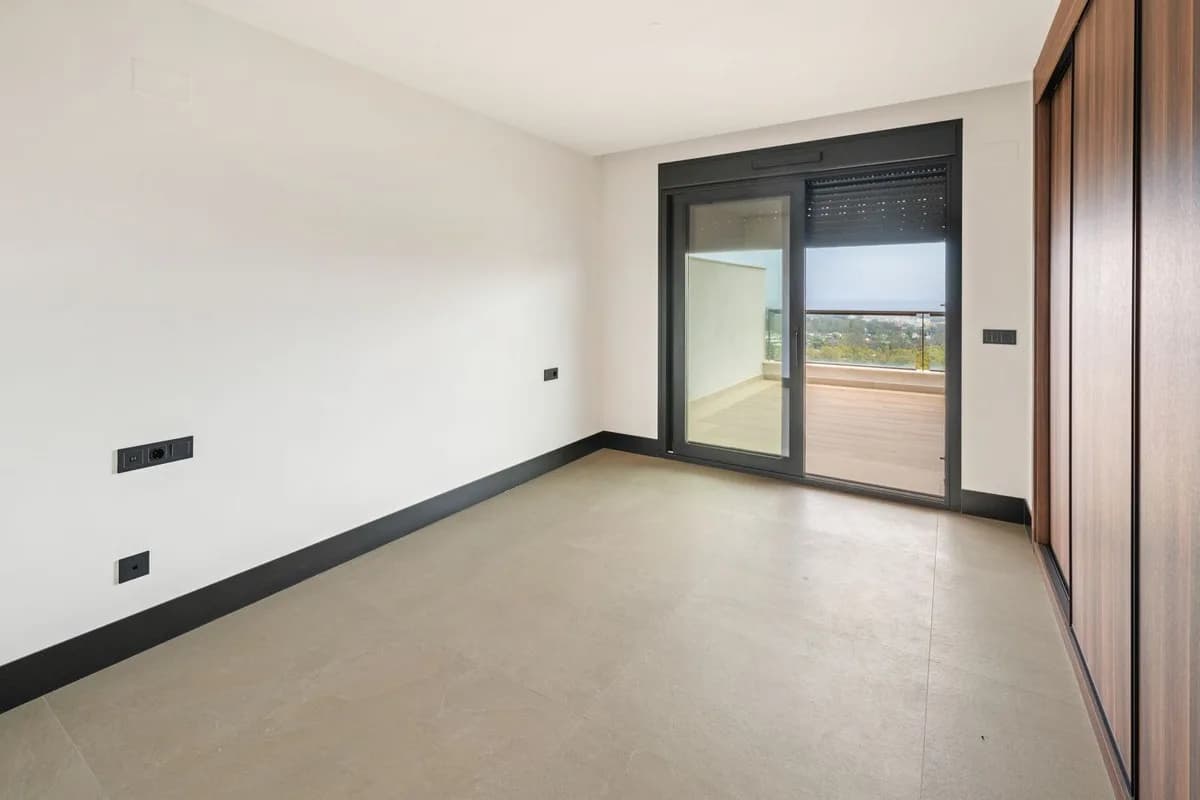 2 Bedroom Middle Floor Apartment for Sale in Nueva Andalucía, Málaga - Image 8