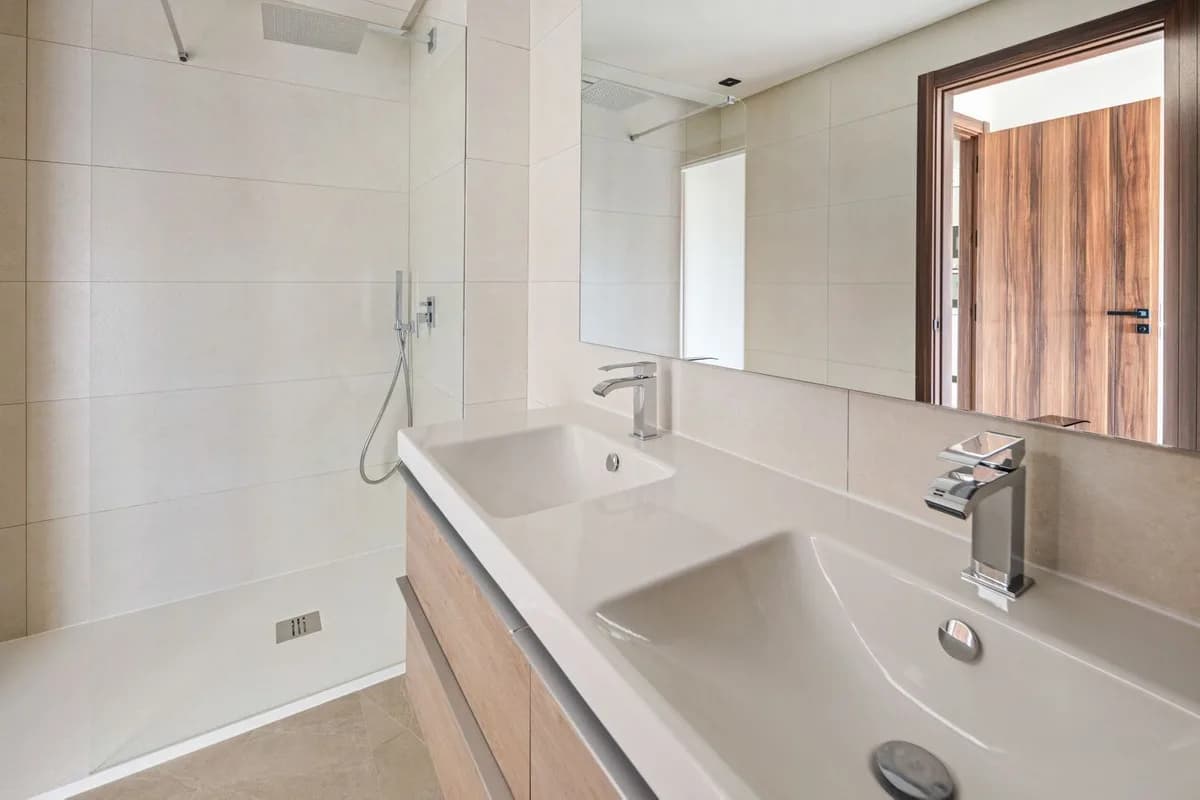 2 Bedroom Middle Floor Apartment for Sale in Nueva Andalucía, Málaga - Image 9