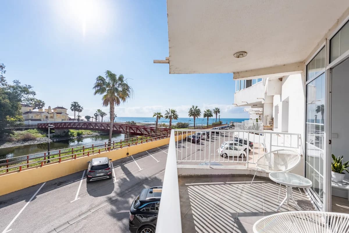 2 Bedroom Middle Floor Apartment for Sale in San Pedro de Alcántara, Málaga - Image 2