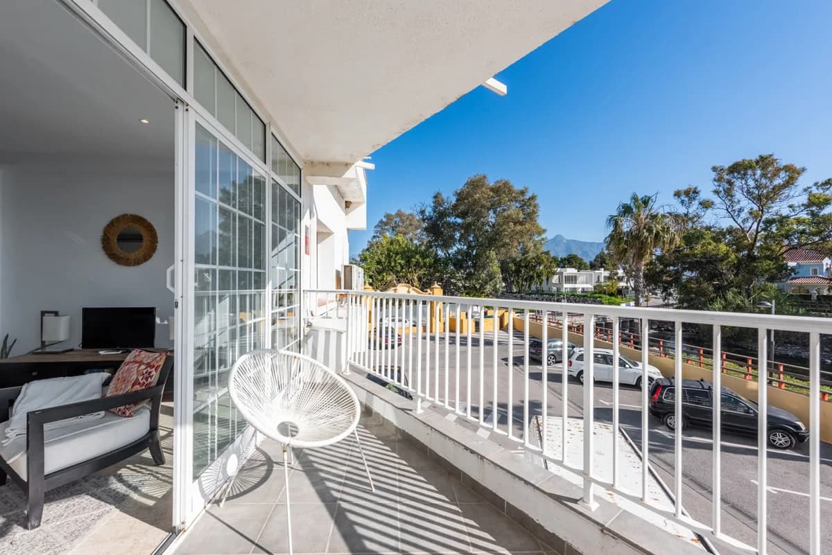 2 Bedroom Middle Floor Apartment for Sale in San Pedro de Alcántara, Málaga - Image 9