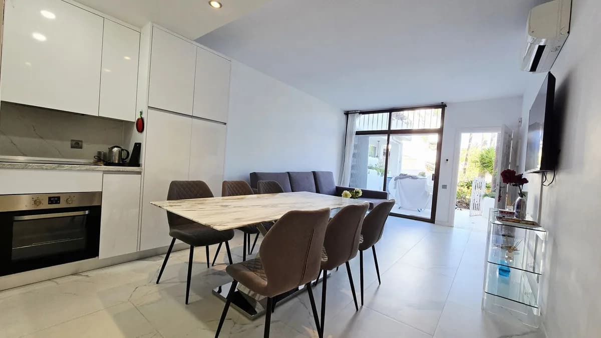 1 Bedroom Ground Floor Apartment for Sale in Puerto Banús, Málaga - Image 4