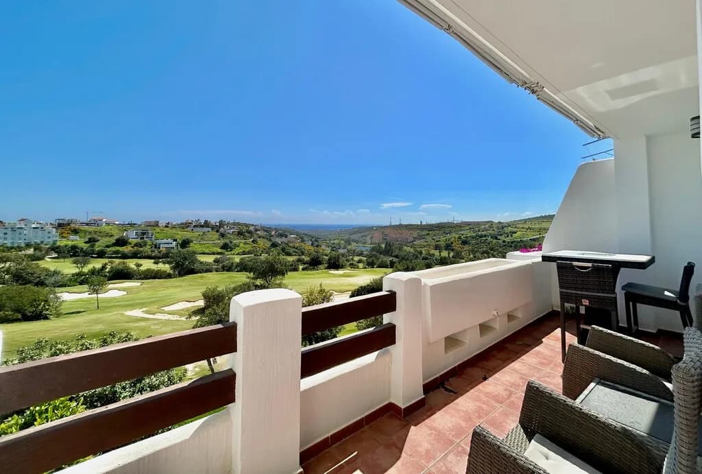 2 Bedroom Middle Floor Apartment for Sale in Estepona, Málaga