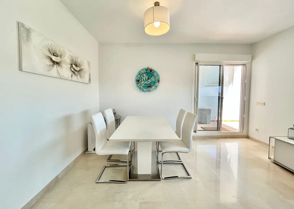 2 Bedroom Middle Floor Apartment for Sale in Estepona, Málaga - Image 4