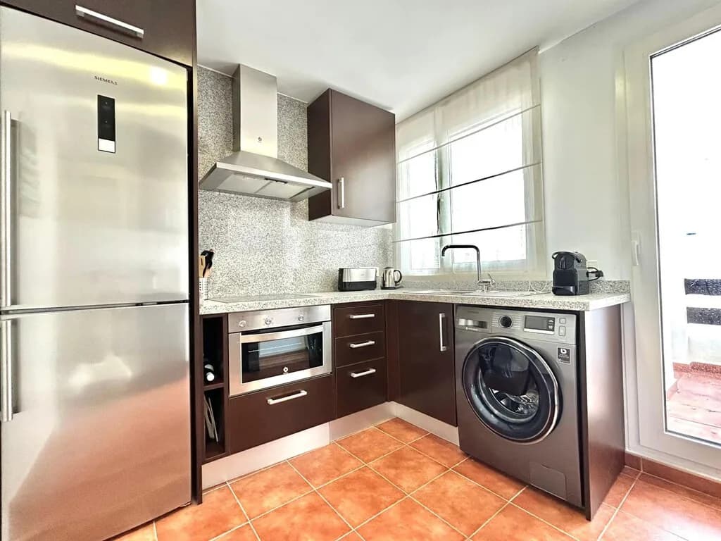 2 Bedroom Middle Floor Apartment for Sale in Estepona, Málaga - Image 6